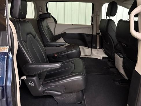 Used 2023 Chrysler Pacifica Touring-L FWD image 13