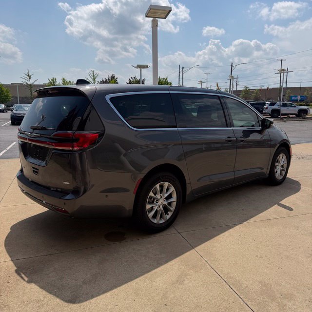 Used 2023 Chrysler Pacifica Touring-L AWD/4WD image 5