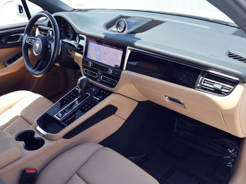 Certified 2022 Porsche Macan AWD/4WD image 25