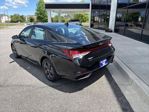 Used 2023 Hyundai Elantra SEL w/ Preferred Accessory Package FWD image 6