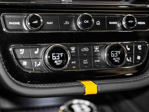 Used 2024 Bentley Bentayga Azure V8 image 41