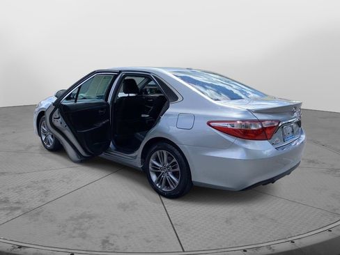 Used 2017 Toyota Camry SE w/ Moonroof Package FWD image 32