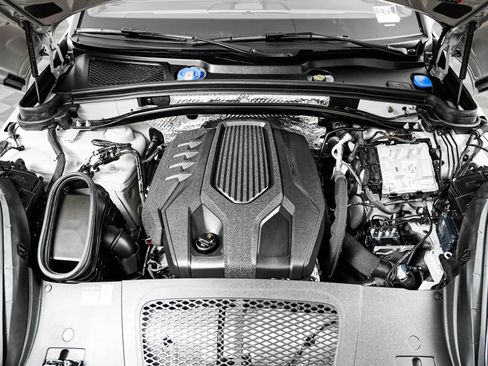 Certified 2026 Porsche Macan AWD/4WD image 12