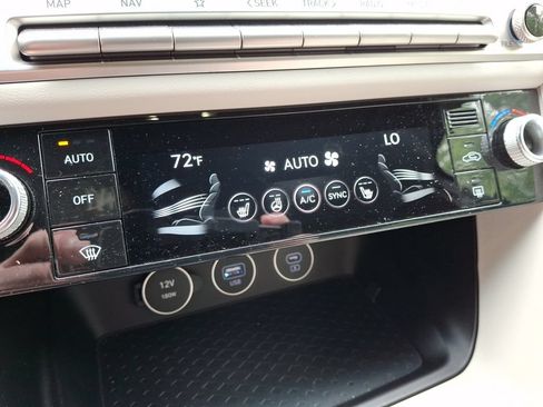 Used 2025 Genesis G70 2.5T image 19