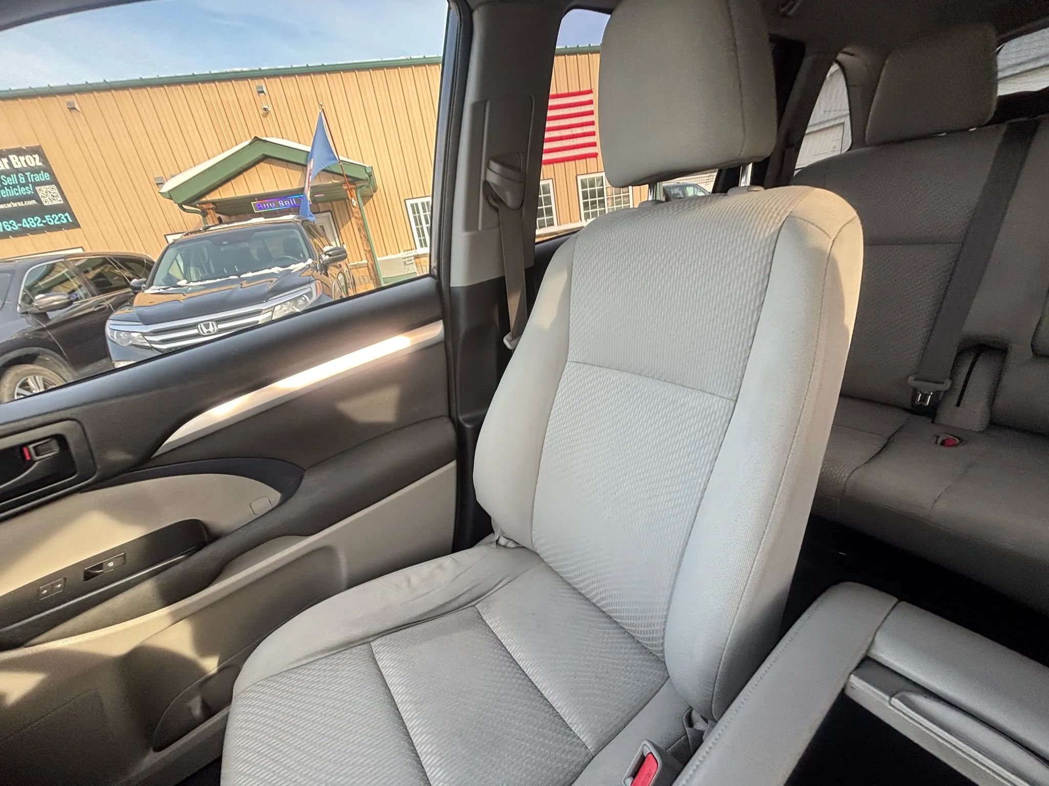 Used 2018 Toyota Highlander LE w/ Carpet Mat Package (TMS) AWD/4WD image 21