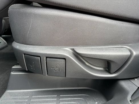 Used 2021 Toyota Highlander LE AWD/4WD image 18