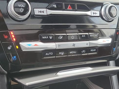 Used 2023 Ford Explorer Limited w/ Limited Technology Package image 31