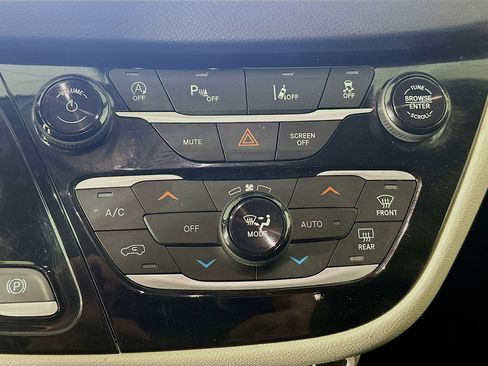 Used 2023 Chrysler Pacifica Touring-L image 22