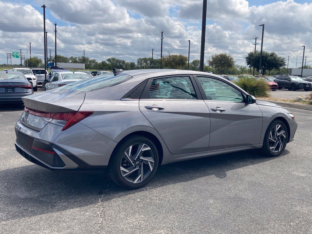 Used 2025 Hyundai Elantra SEL FWD image 4