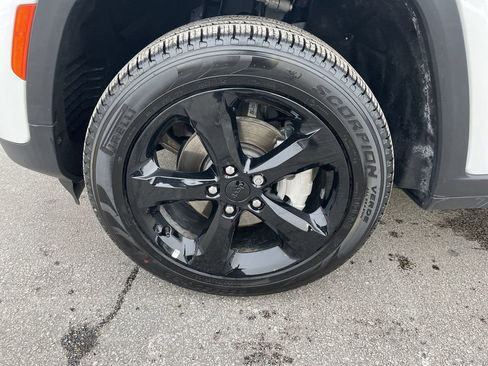 Used 2025 Jeep Grand Cherokee Limited w/ Black Appearance Package image 9