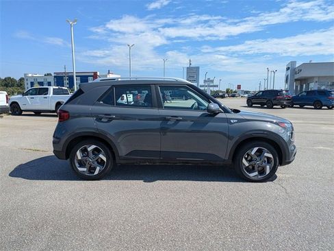 Used 2024 Hyundai Venue SEL image 2