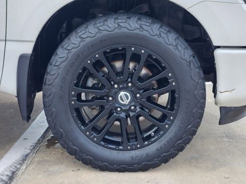 Used 2018 Nissan Titan SV w/ SV Convenience Package image 10