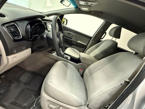 Used 2017 Kia Sedona LX image 16