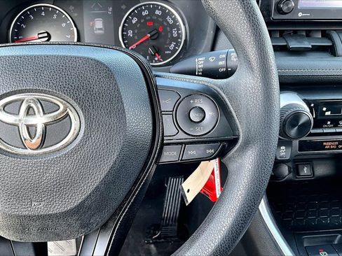 Used 2021 Toyota RAV4 LE image 11