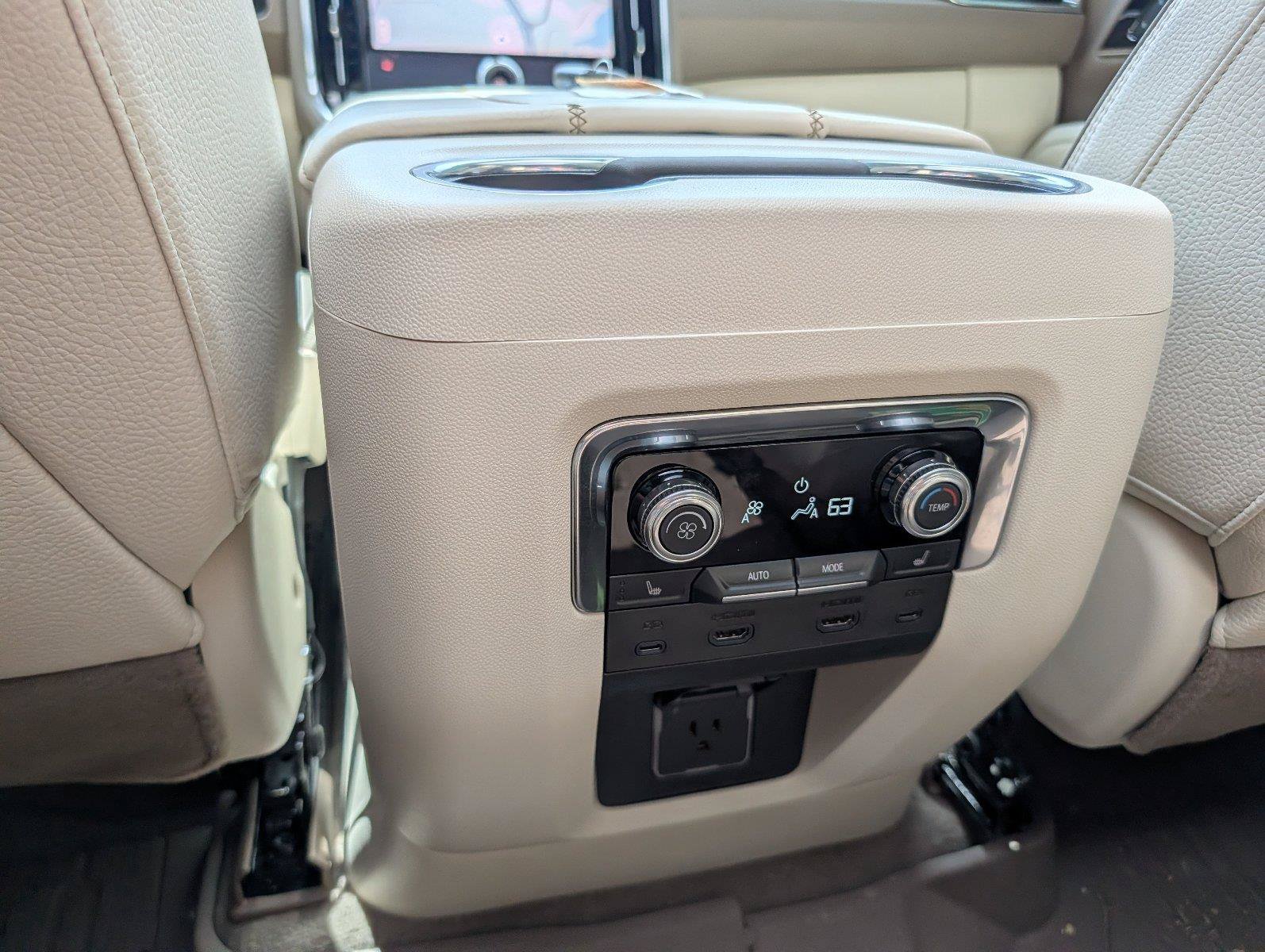 Used 2025 GMC Yukon Denali RWD image 28