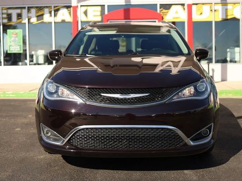 Used 2019 Chrysler Pacifica Touring-L FWD image 2