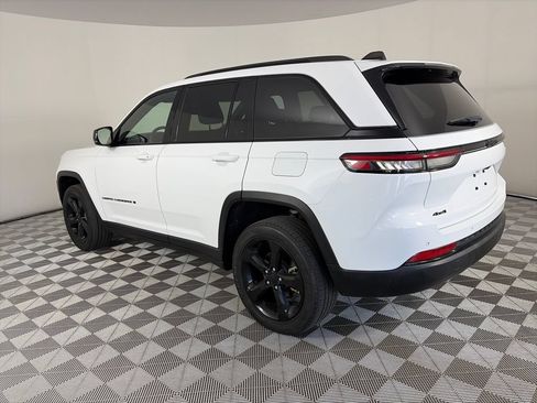 Used 2023 Jeep Grand Cherokee Altitude AWD/4WD image 5