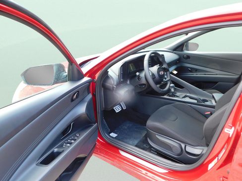 Certified 2025 Hyundai Elantra Sport FWD image 9
