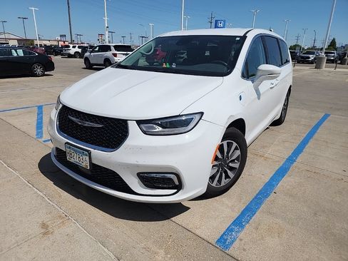 Used 2022 Chrysler Pacifica Touring-L FWD image 3