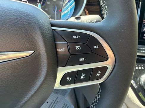 Used 2023 Chrysler Pacifica Limited AWD/4WD image 26