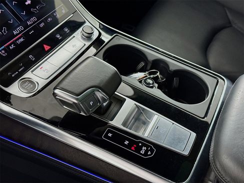 Used 2021 Audi Q8 Prestige w/ Prestige Package image 9