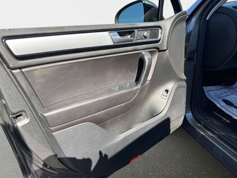 Used 2016 Volkswagen Touareg Sport image 17