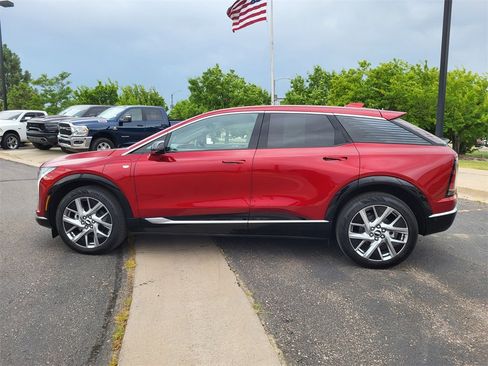 Used 2025 Cadillac Optiq Luxury 1 image 8