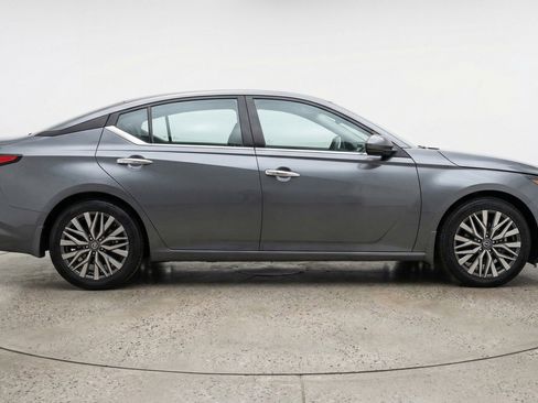 Used 2025 Nissan Altima 2.5 SV image 11