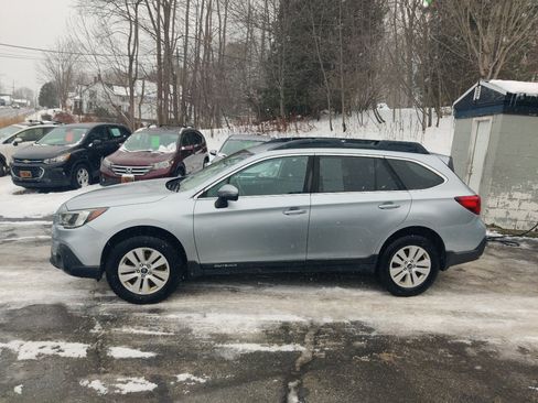 Used 2018 Subaru Outback 2.5i Premium image 3