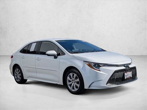 Used 2022 Toyota Corolla LE image 3