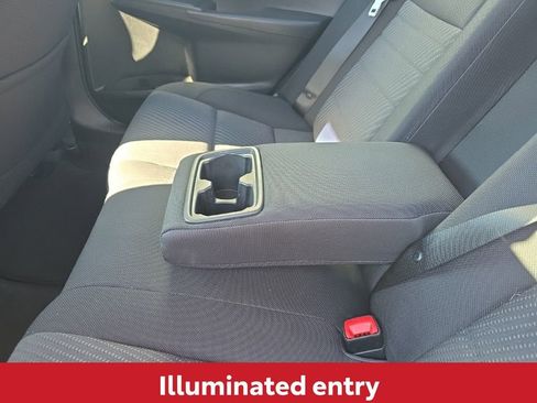 Used 2016 Toyota Camry LE image 17