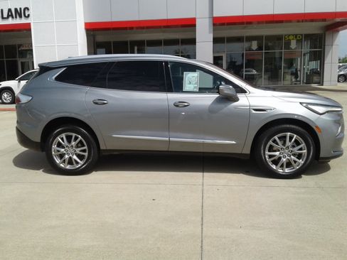Used 2023 Buick Enclave Essence w/ Experience Buick Package FWD image 8