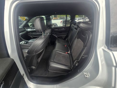 Used 2022 Jeep Grand Cherokee Altitude AWD/4WD image 9