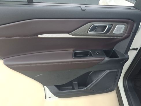 Used 2025 Ford Explorer Platinum image 27