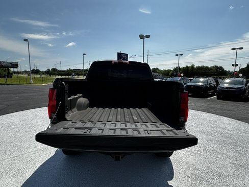 Used 2025 Chevrolet Colorado ZR2 w/ Technology Package AWD/4WD image 11