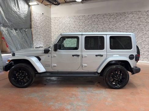 Used 2022 Jeep Wrangler Unlimited Sahara w/ Cold Weather Group AWD/4WD image 4