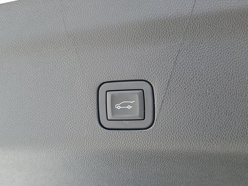 Used 2025 GMC Yukon Denali image 9