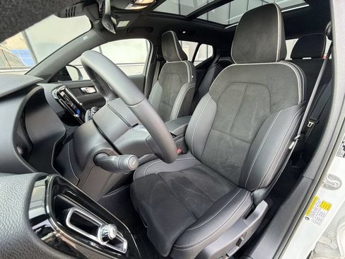 Certified 2023 Volvo XC40 B5 Plus w/ Protection Package Premier AWD/4WD image 15