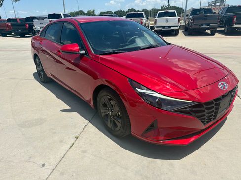 Used 2022 Hyundai Elantra SEL w/ Convenience Package FWD image 4