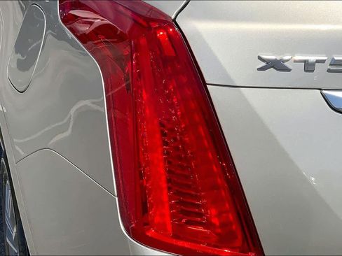 Used 2017 Cadillac XT5 Luxury image 28