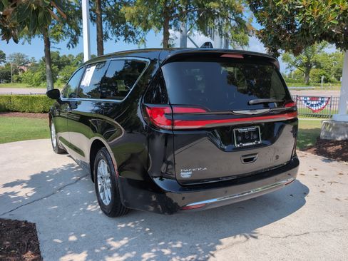 Used 2024 Chrysler Pacifica Touring-L FWD image 8