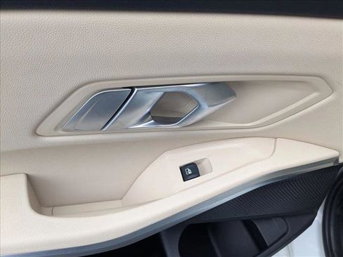 Used 2019 BMW 330i xDrive Sedan w/ Convenience Package image 21