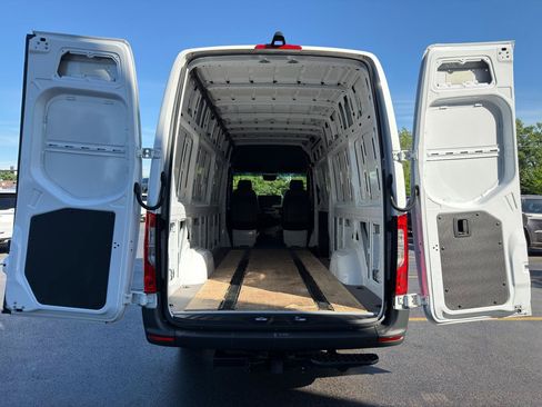 Used 2024 Mercedes-Benz Sprinter 2500 image 33