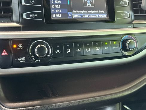 Used 2017 Toyota Highlander LE FWD image 18