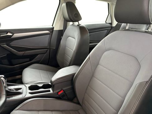 Certified 2025 Volkswagen Jetta SE w/ Sunroof Package FWD image 14