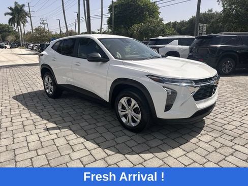 Used 2025 Chevrolet Trax LS FWD image 16