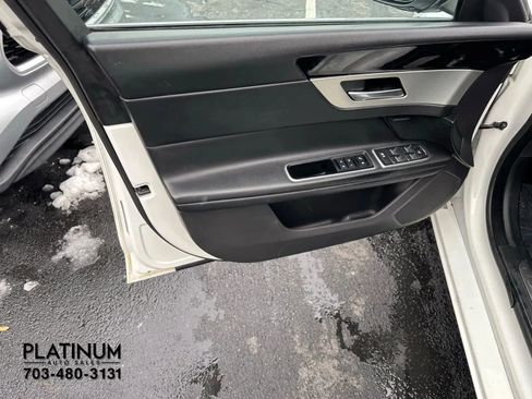 Used 2017 Jaguar XF Premium image 15