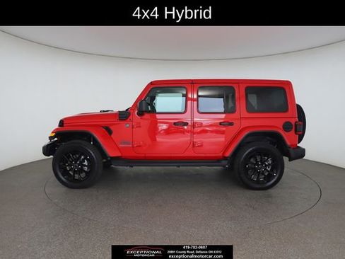 Used 2025 Jeep Wrangler Unlimited Sahara AWD/4WD image 7