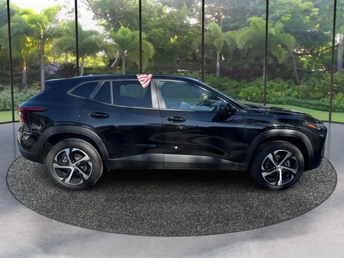 Used 2025 Chevrolet Trax RS w/ Driver Confidence Package FWD image 4
