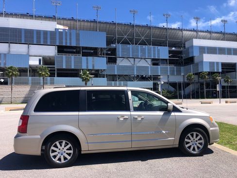 Used 2014 Chrysler Town & Country Touring image 16